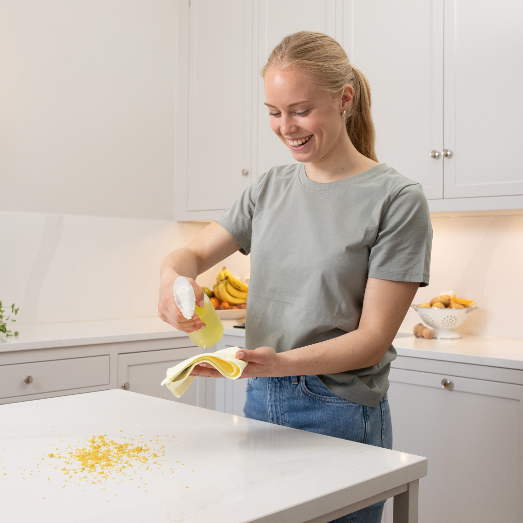 Hajusteeton keittiönpuhdistusaine, starttipakkaus – pullo + 2 tablettia