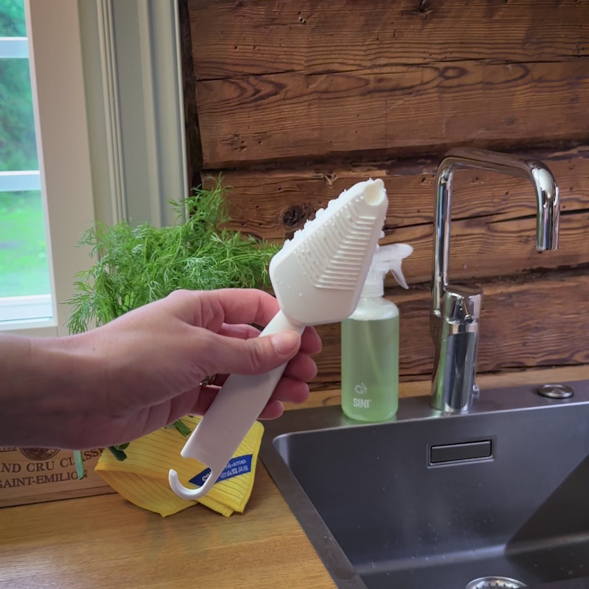 24081 SINI varrellinen juuresharja käyttövideo. Videolla pestään perunoita.