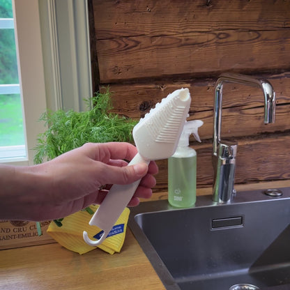 24081 SINI varrellinen juuresharja käyttövideo. Videolla pestään perunoita.
